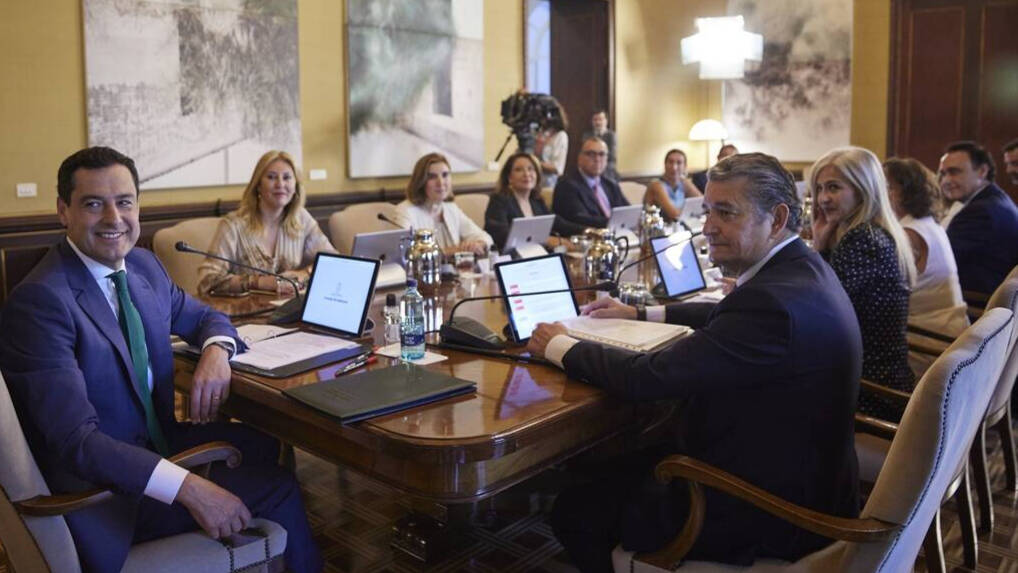 El presidente de la Junta de Andalucía, Juanma Moreno, preside el primer Consejo de Gobierno