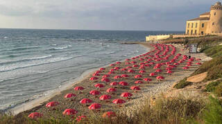 Dos playas amanecen con 600 sombrillas gratis para combatir la ola de calor