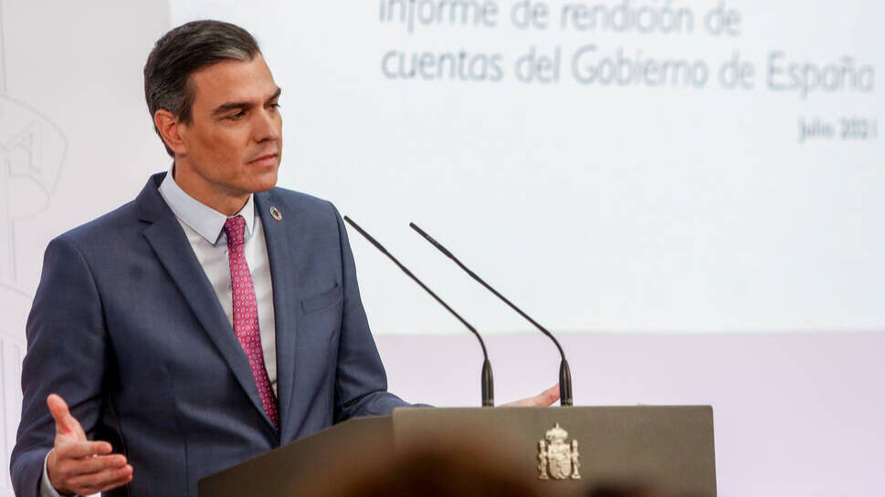 Pedro Sánchez, hace un año, presentando el balance del primer semestre de 2021.