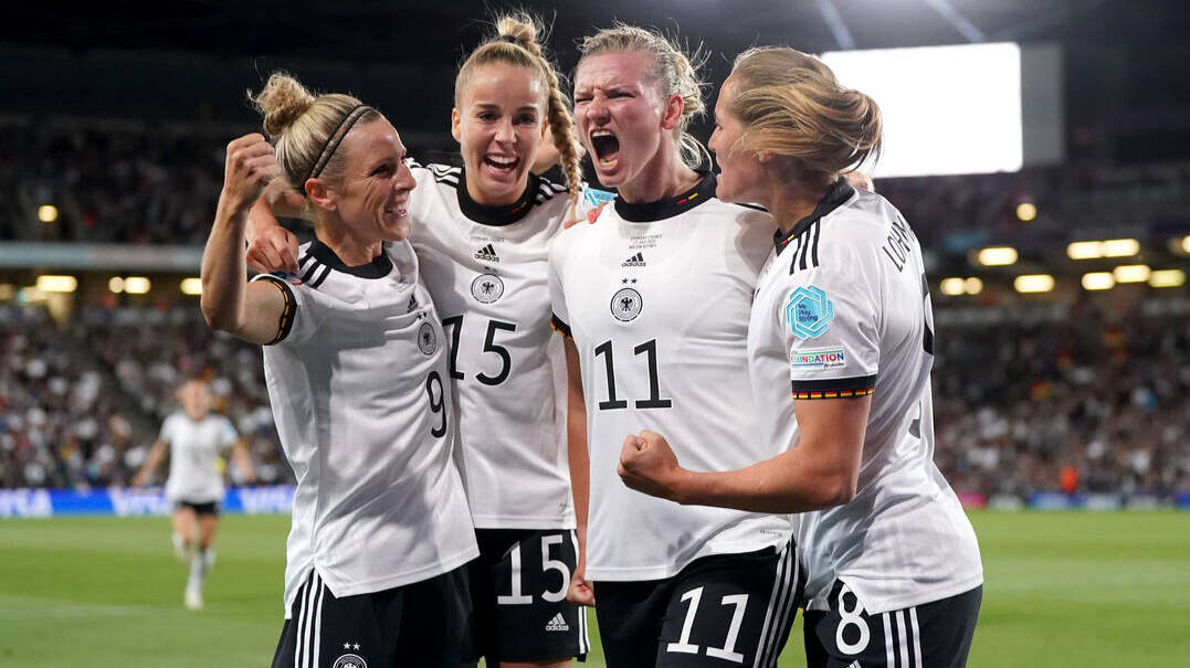 Las jugadoras alemanas celebran el segundo tanto de Popp en la semifinal