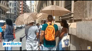 Colapso en el padrón de Valencia: Colas con paraguas y fechas agotadas