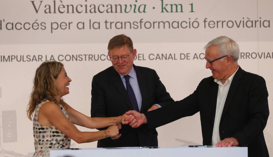 Imagen de Ximo Puig, president de la Generalitat, Raquel Sánchez, ministra de Transportes y Joan Ribó, Alcalde de Valencia, haciendo visible dicho acuerdo.