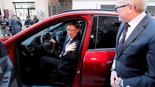 El presidente Ximo Puig en un coche