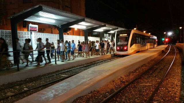 El TRAM amplia trenes al ‘Tramnochador’ para cubrir el Low Festival de Benidorm