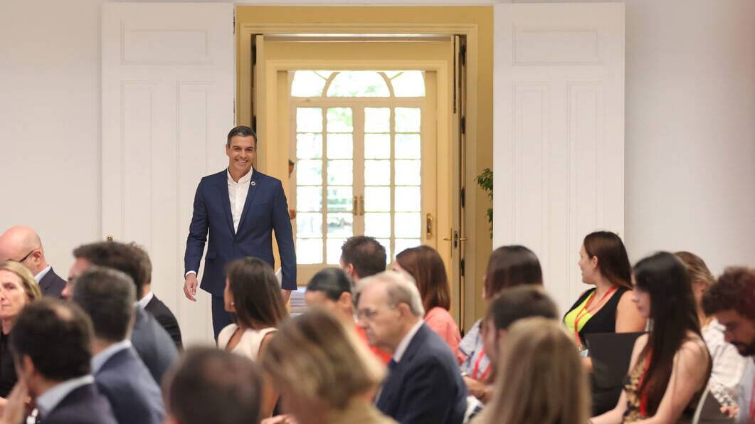 Pedro Sánchez, sonriente, a su llegada a la comparecencia del cierre del curso político.