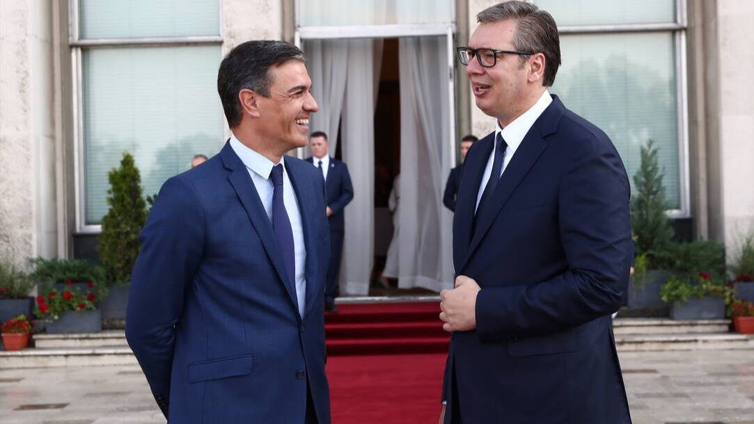 El presidente del Gobierno, Pedro Sánchez, y el presidente de Serbia, Aleksandar Vucic.