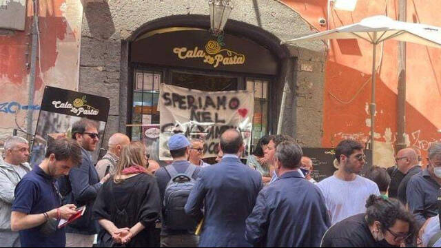 Concentración de personas frente al restaurante de Nápoles donde se produjeron los hechos.