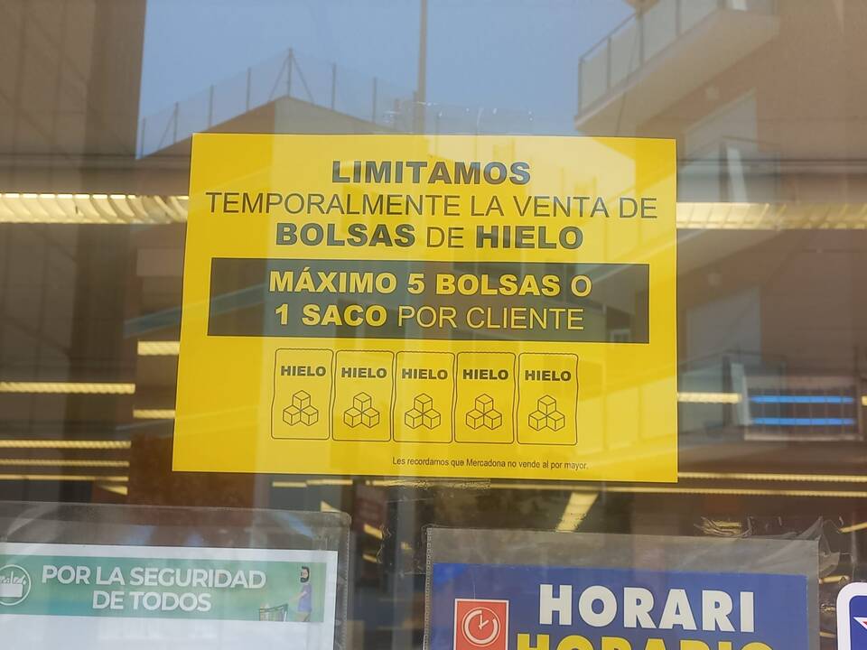 Imagen del cartel donde Mercadona anuncia a limitación de venta de bolsas de hielo. 