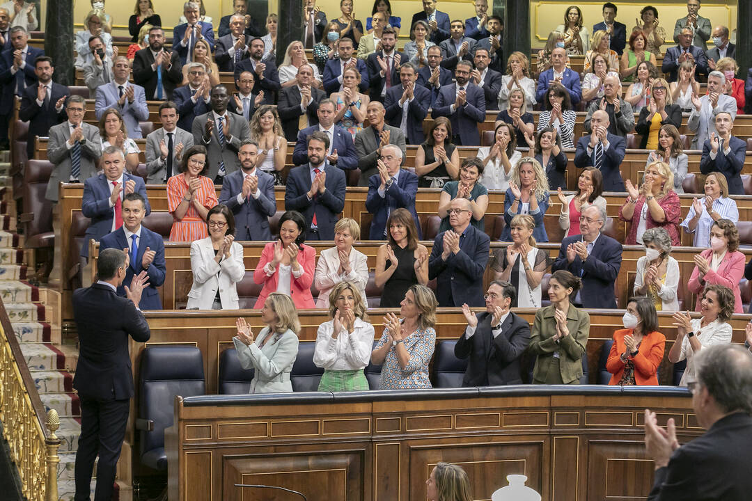 Parte la bancada del Gobierno aplaude a Sánchez en el último Debate de la Nación.