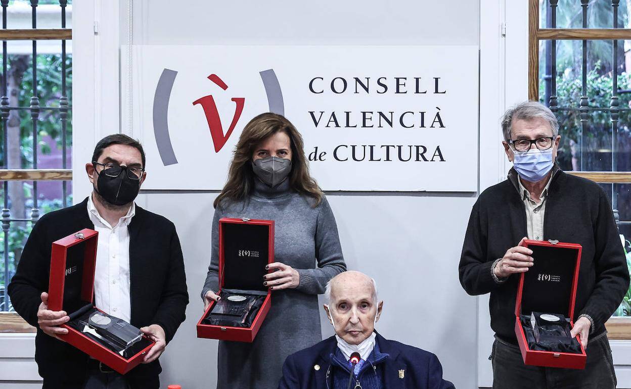 Los consejeros, Xavier Aliaga, Marta Alonso y Vicent Torrent, con el ya expresidente del CVC, Santiago Grisolía.