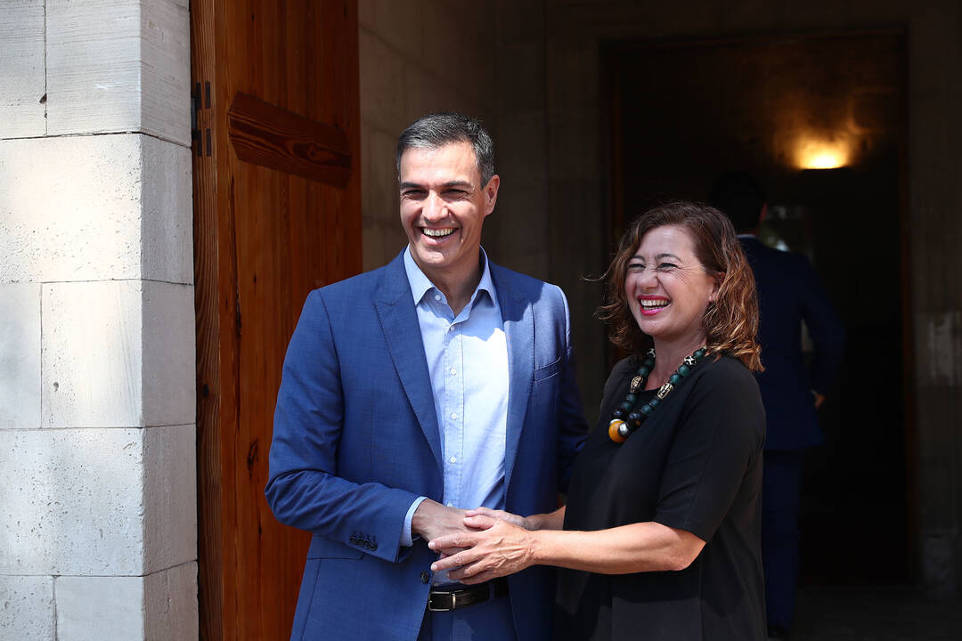 Sánchez, junto a la presidenta de Baleares, Francina Armengol.