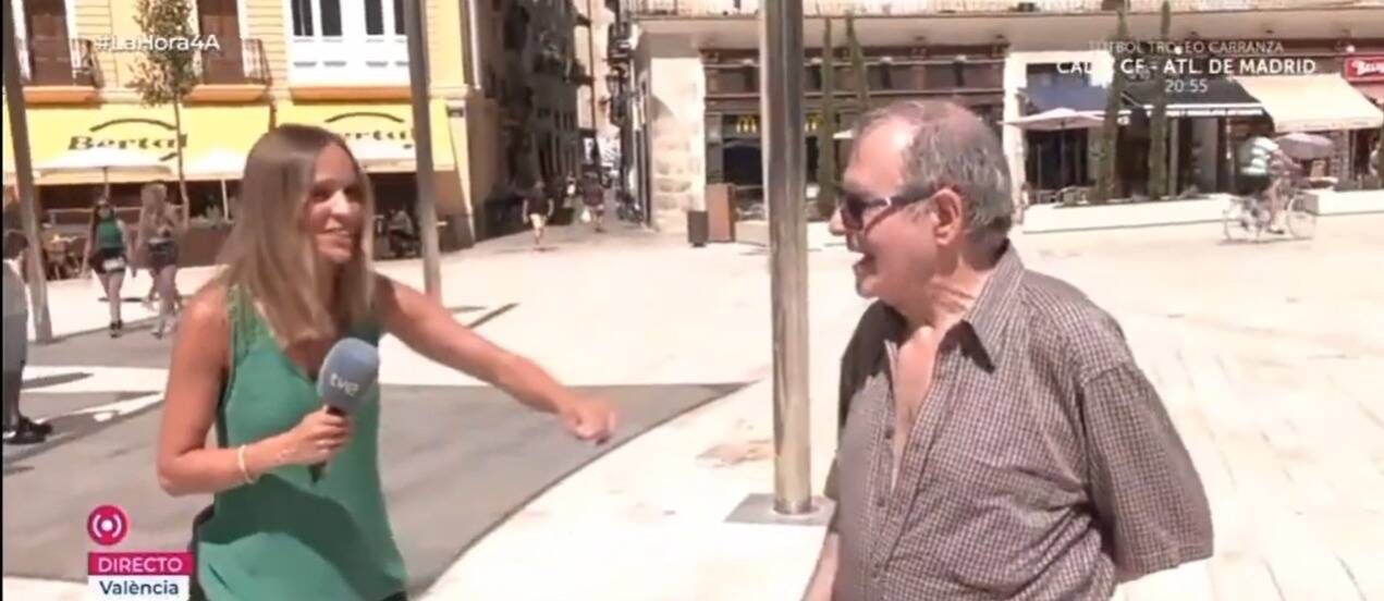 Una reportera de TVE entrevistando a un hombre en la Plaza de la Reina de Valencia.