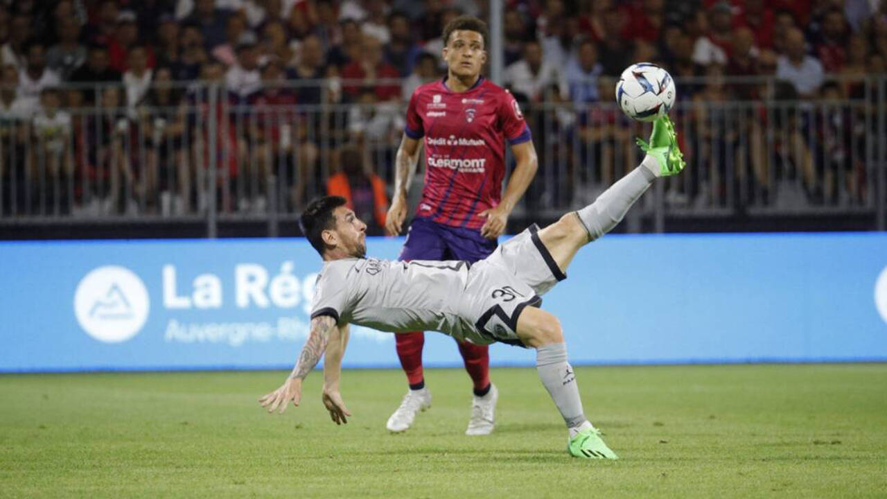 Messi marca de chilena para el PSG