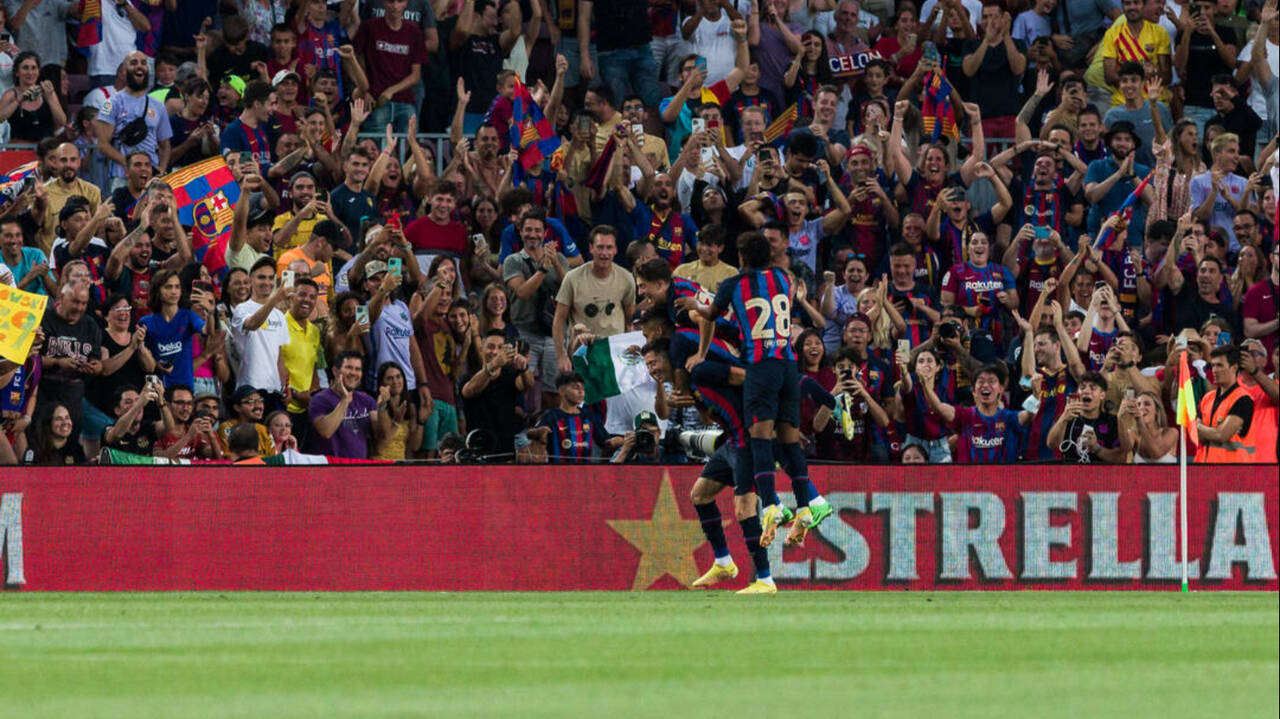 Los jugadores del Barcelona celebran el gol de Lewandowski