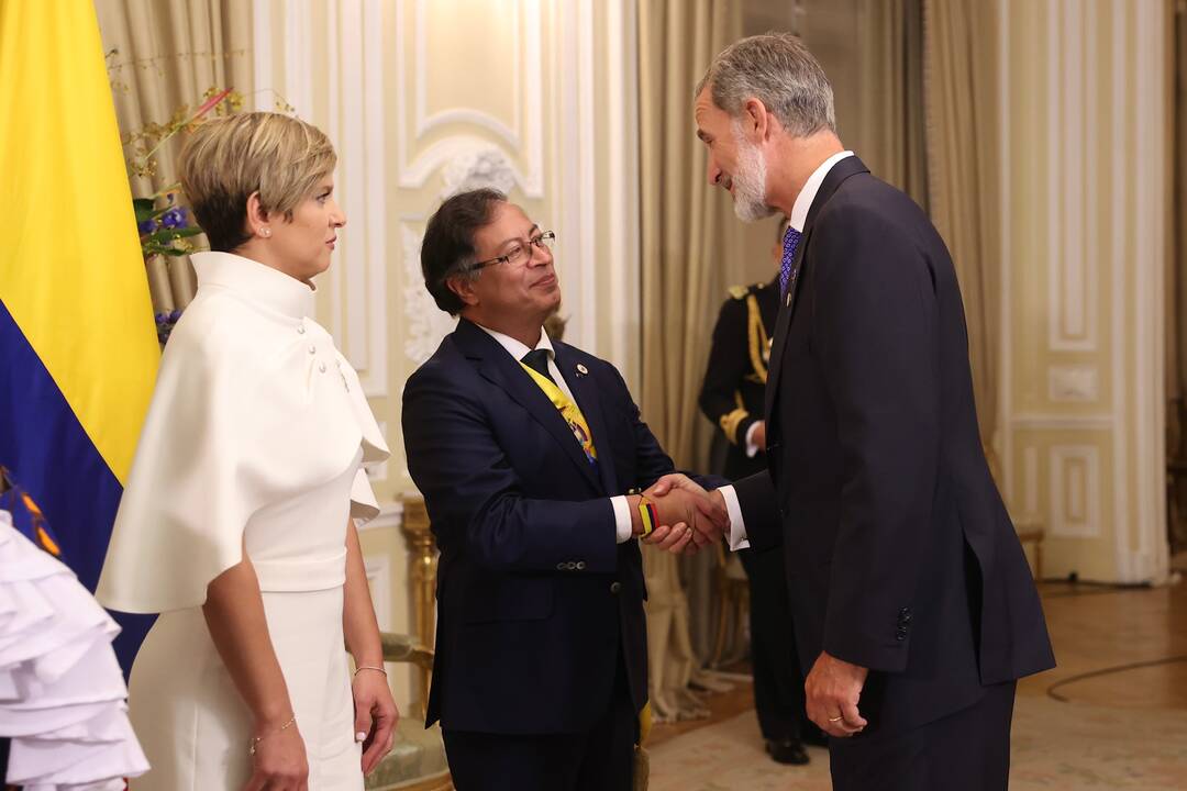 El Rey saluda al nuevo presidente de Colombia.