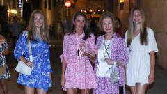 Doña Sofía se lleva a sus nietas de noche de chicas y Letizia se apunta