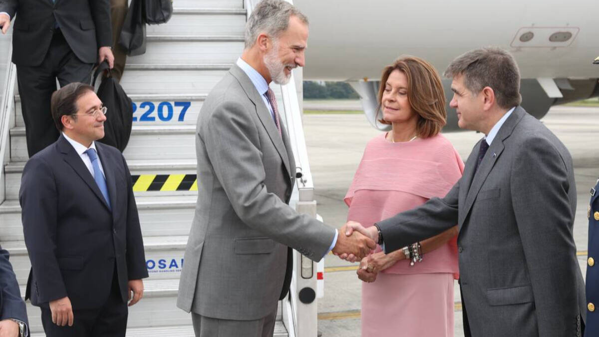El Rey, junto al ministro de Exteriores, al aterrizar en Bogotá.