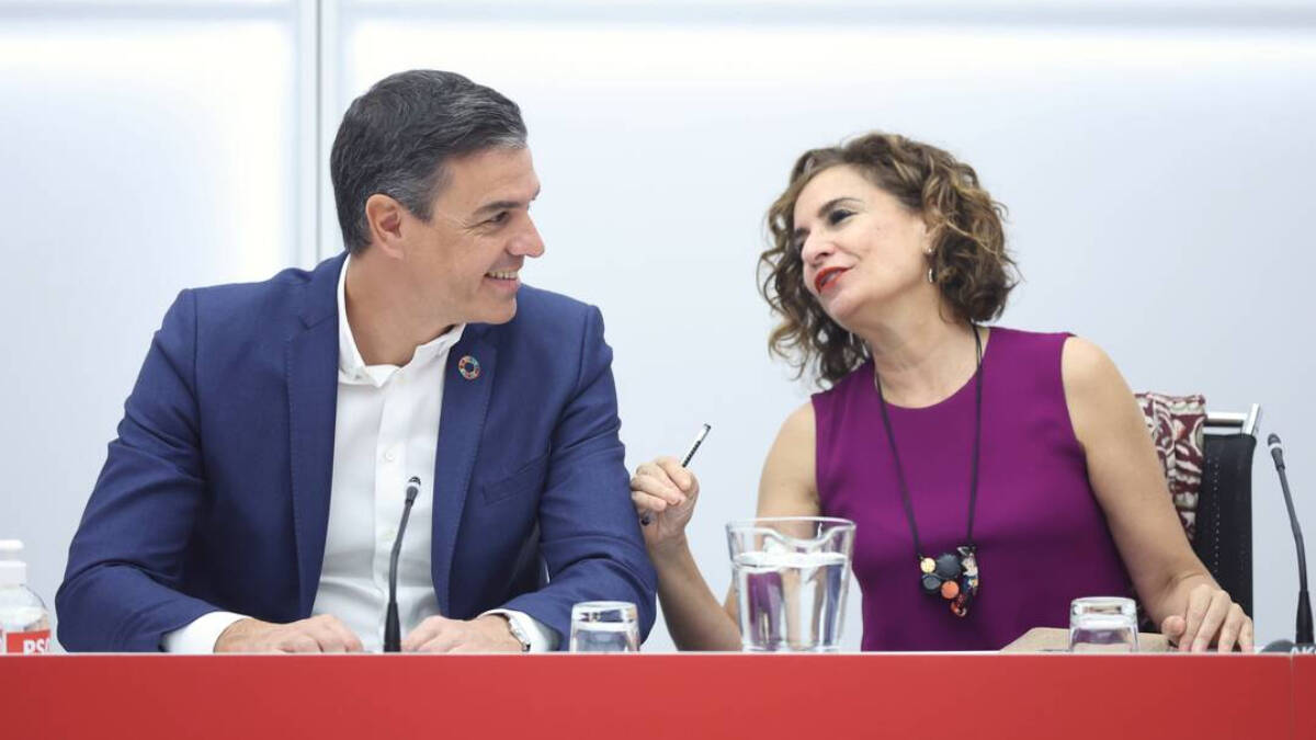 El presidente del Gobierno y líder del PSOE, Pedro Sánchez y la número dos del partido y ministra de Hacienda, María Jesús Montero.