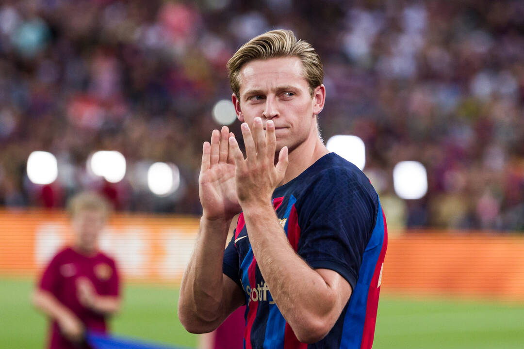 De Jong con el rostro serio en la presentación del equipo en el Camp Nou.