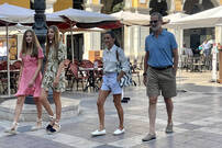 Aparición sorpresa de Felipe y Letizia y sus hijas en una calle señera de Palma