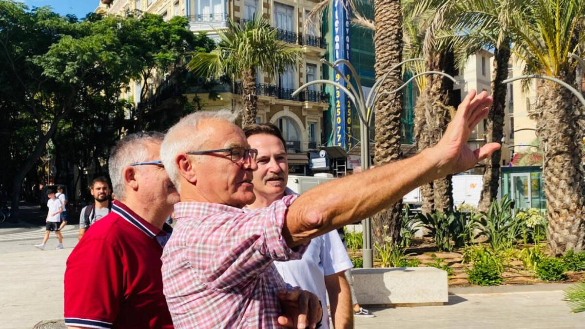 El alcalde de Valencia, Joan Ribó,  acompañado del concejal de Movilidad Sostenible, Giuseppe Grezzi en la Plaza de la Reina.