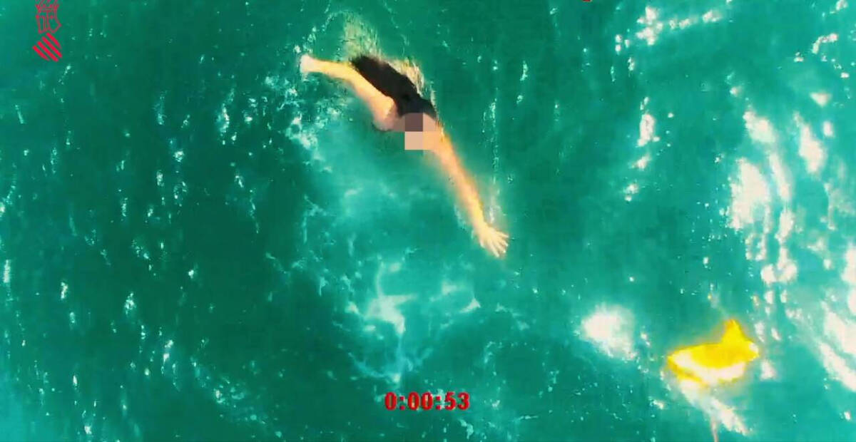 Un dron rescatando a un bañista en Santa Pola.