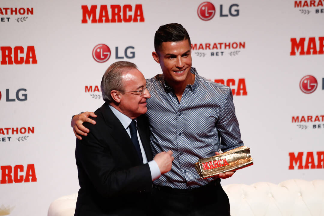 Florentino Pérez posa junto a Cristiano Ronaldo en un acto de Marca en 2019.