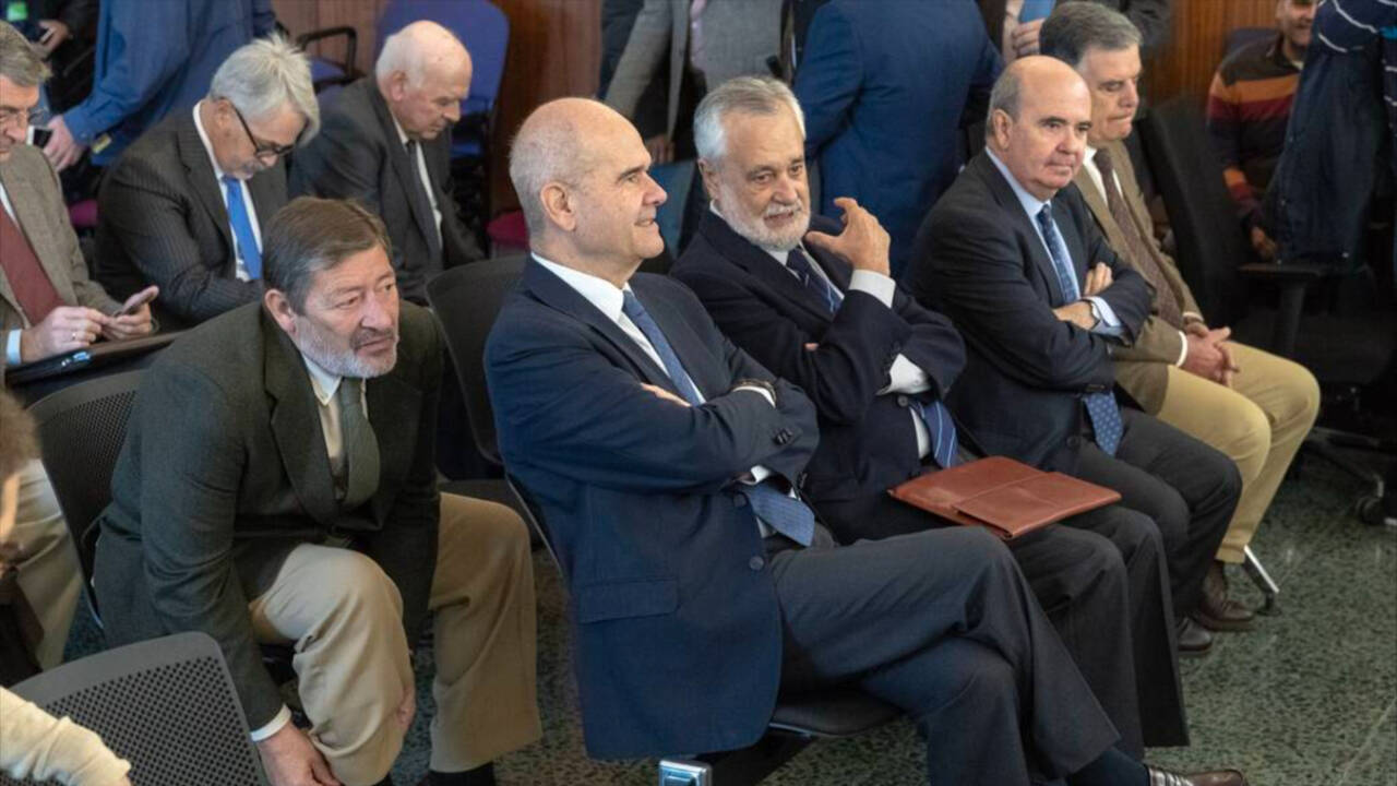 Imagen del juicio en la Audiencia de Sevilla de los ERE, con los expresidentes Chaves y Griñán, junto a varios exconsejeros de la Junta.