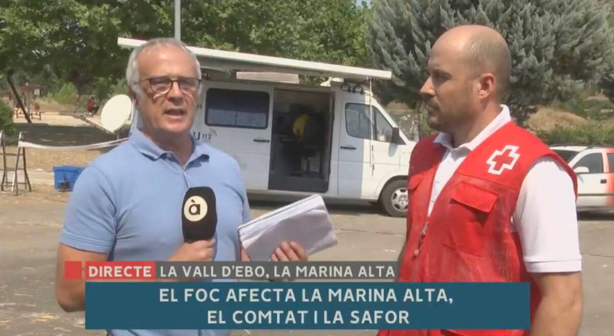 Reportero de À Punt informa del incendio de Vall d'Ebo