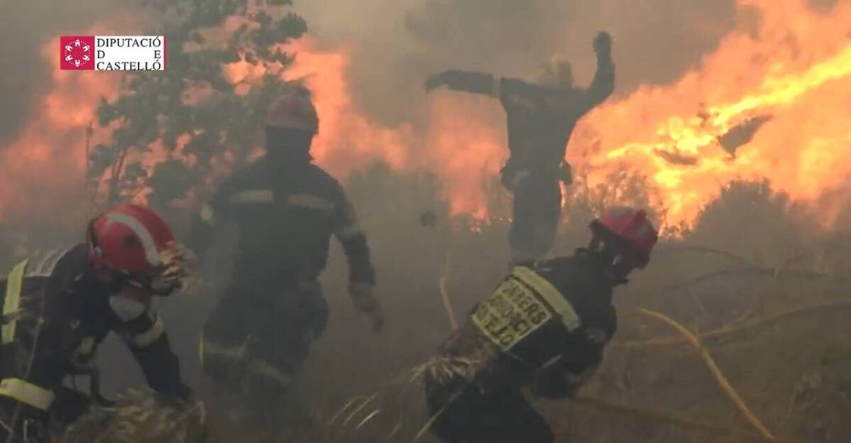 Bomberos en el incendio de Bejís.