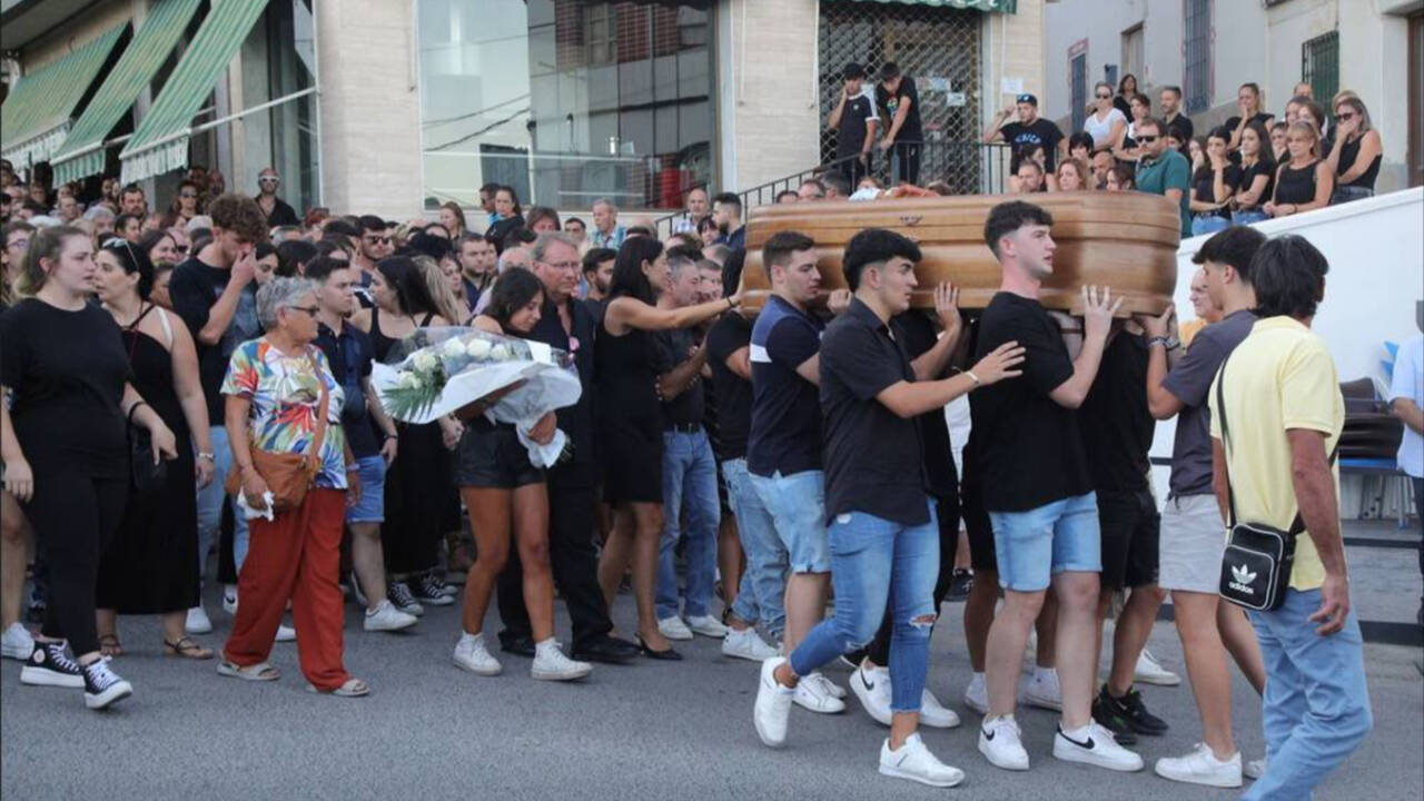 Funeral de Juan, el joven de 19 años que murió tras una agresión en las fiestas de Íllora (Granada).