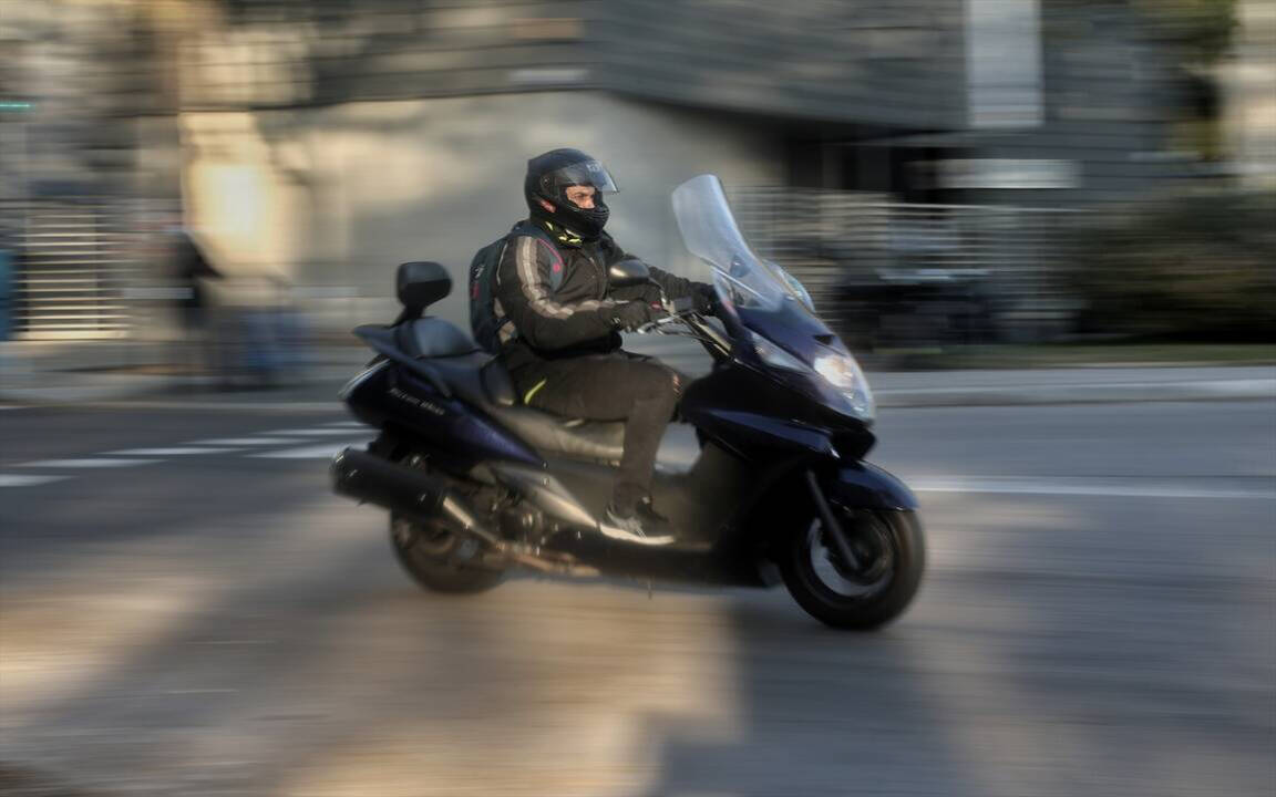Imagen de archivo I Un conductor en motocicleta.