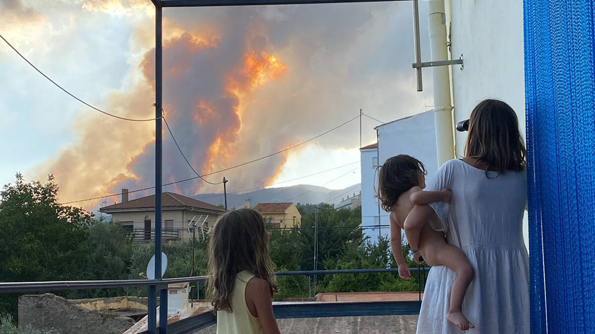 Vecinos de Torás observan el fuego