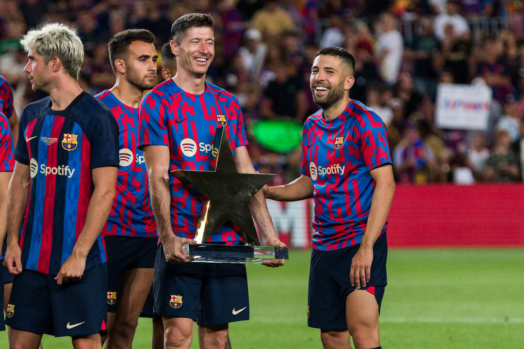 Lewandowski sujeta el Trofeo Joan Gamper sobre el césped del Camp Nou.