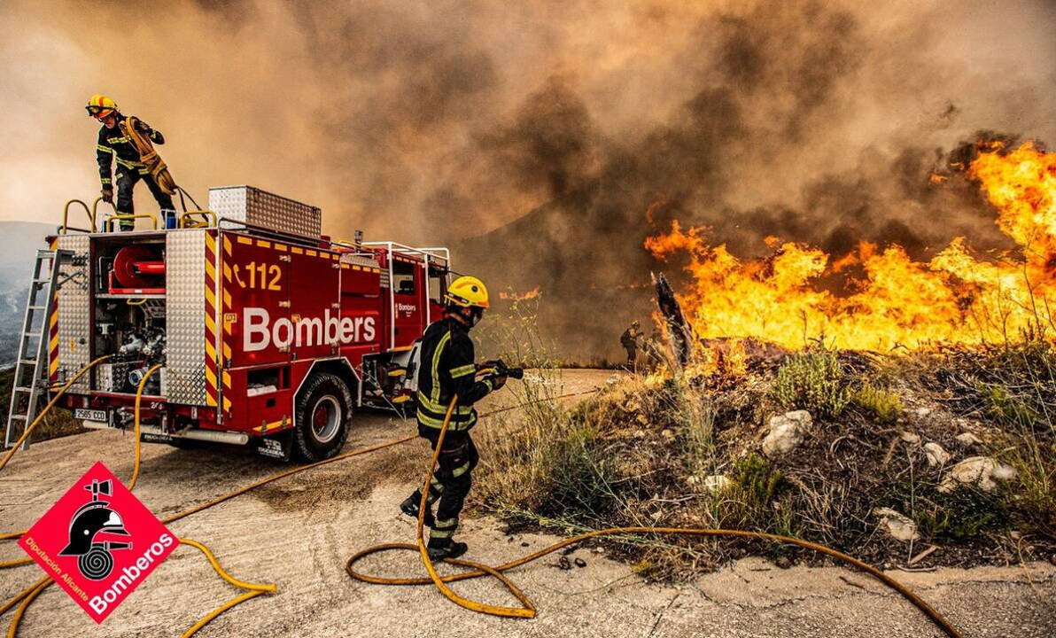 Bomberos en el incendio Vall d'Ebo.