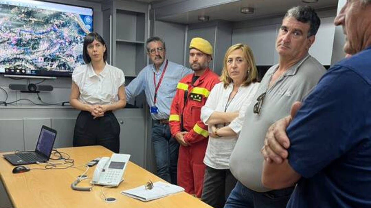 Diana Morant visita el centro de control del incendio de Vall d'Ebo