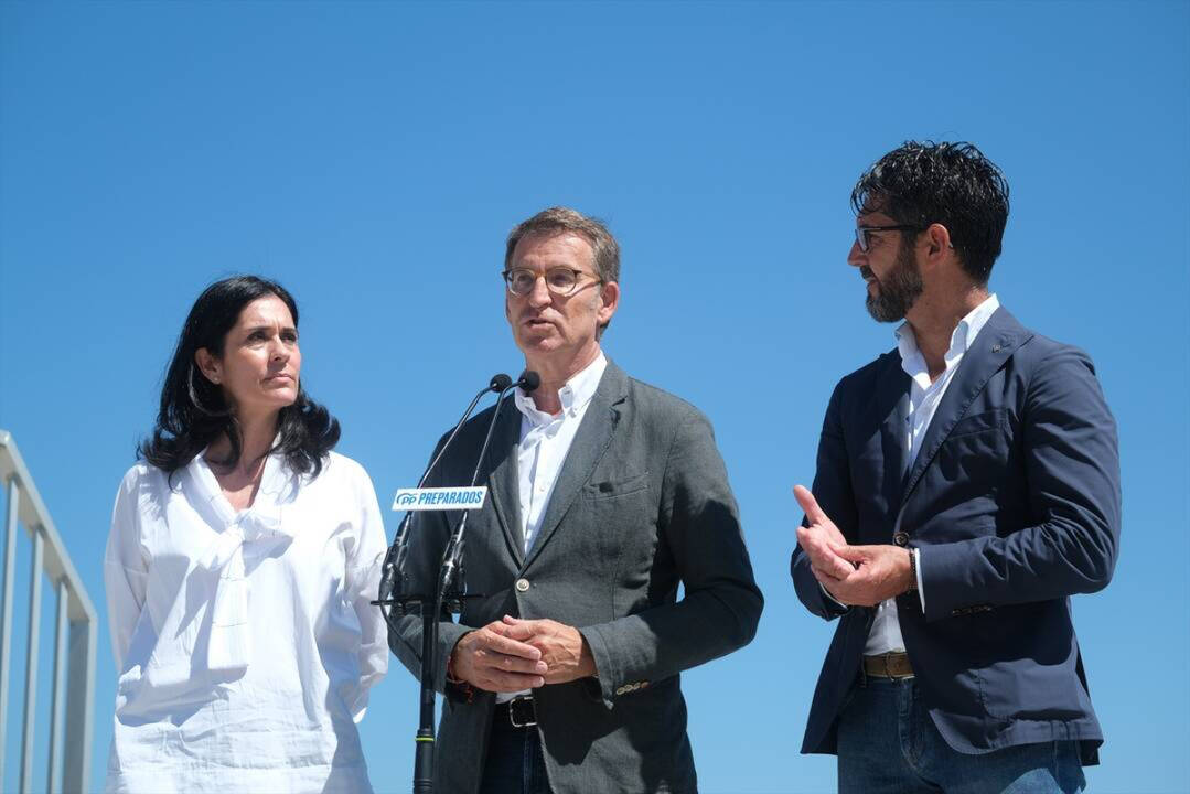 El presidente del Partido Popular, Alberto Núñez Feijóo; la secretaria general del PP gallego, Paula Prado; y el alcalde de la localidad, Luis Oujo,