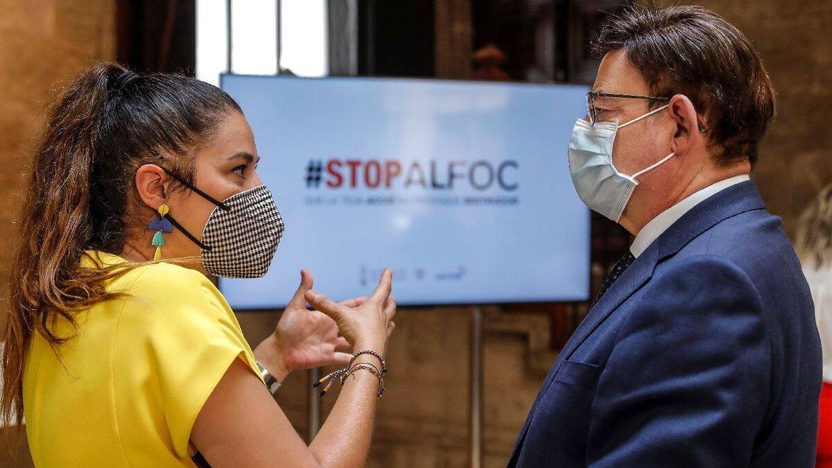 Mireia Mollà y Ximo Puig con un cartel de "stop al fuego"