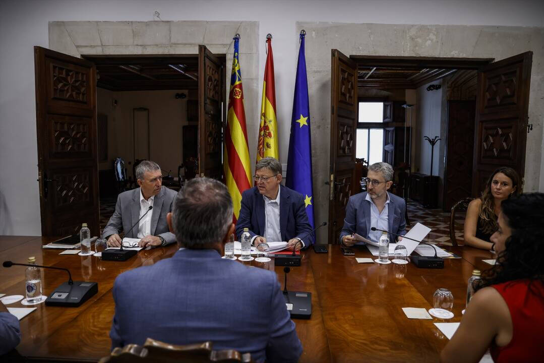 El president de la Generalitat Valenciana, Ximo Puig, preside una reunión con agentes sociales.