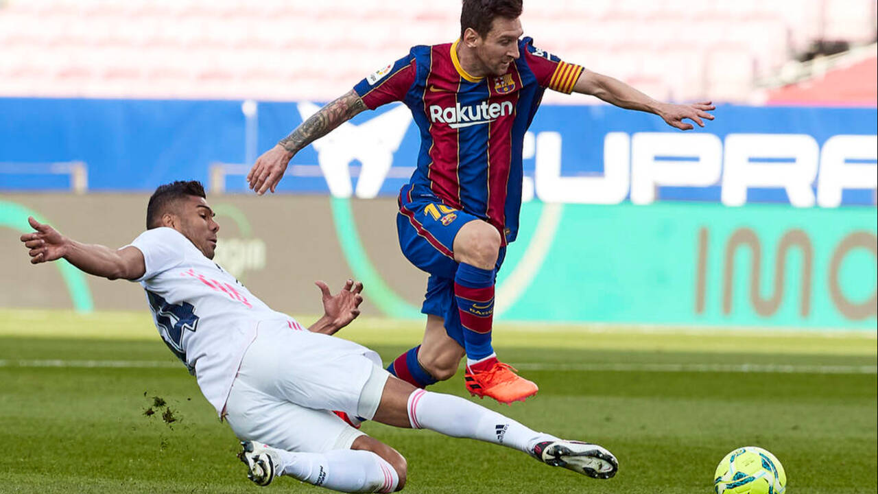 Casemiro intenta robar un balón a Messi en uno de los Clásicos