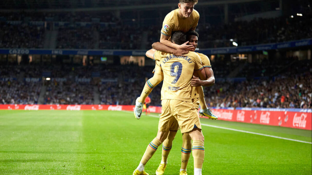 Gavi, Lewandowski y Balde celebran el primer gol del polaco