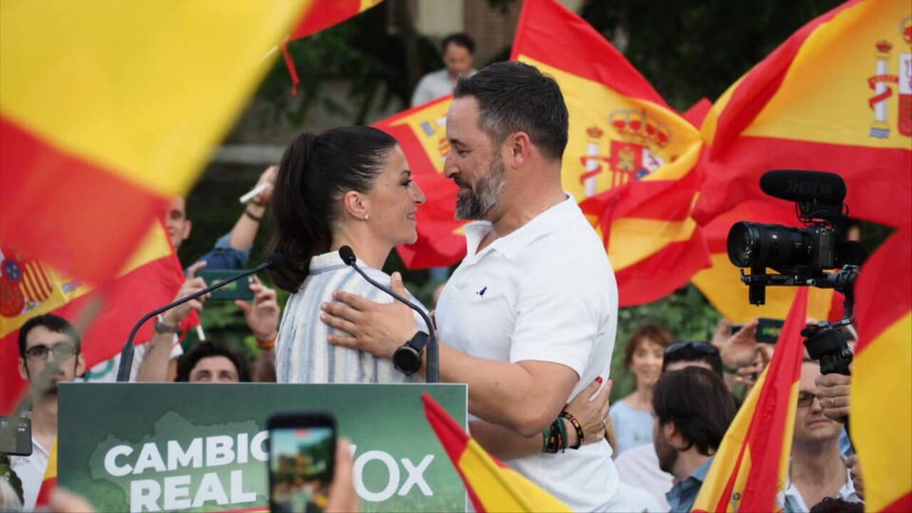 La exdiputada de Vox, Macarena Olona, durante la campaña electoral andaluza con Abascal.