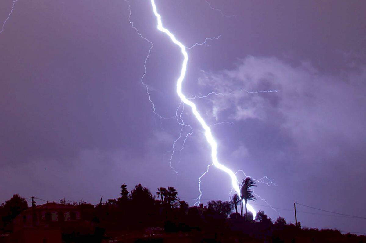 Imagen archivo de una tormenta electrica en Teulada - Santi Vallés (Avamet)