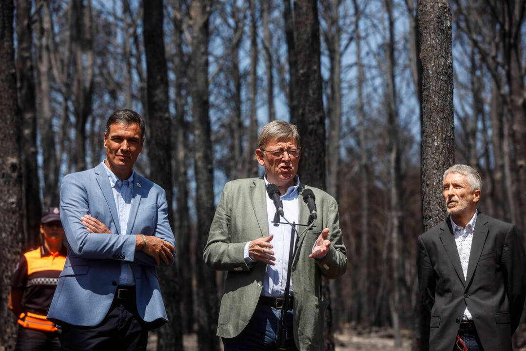 Pedro Sánchez, Ximo Puig y Fernando Grande-Maslaka durante la visita a las zonas afectadas del incendio en la zona de Bejis,