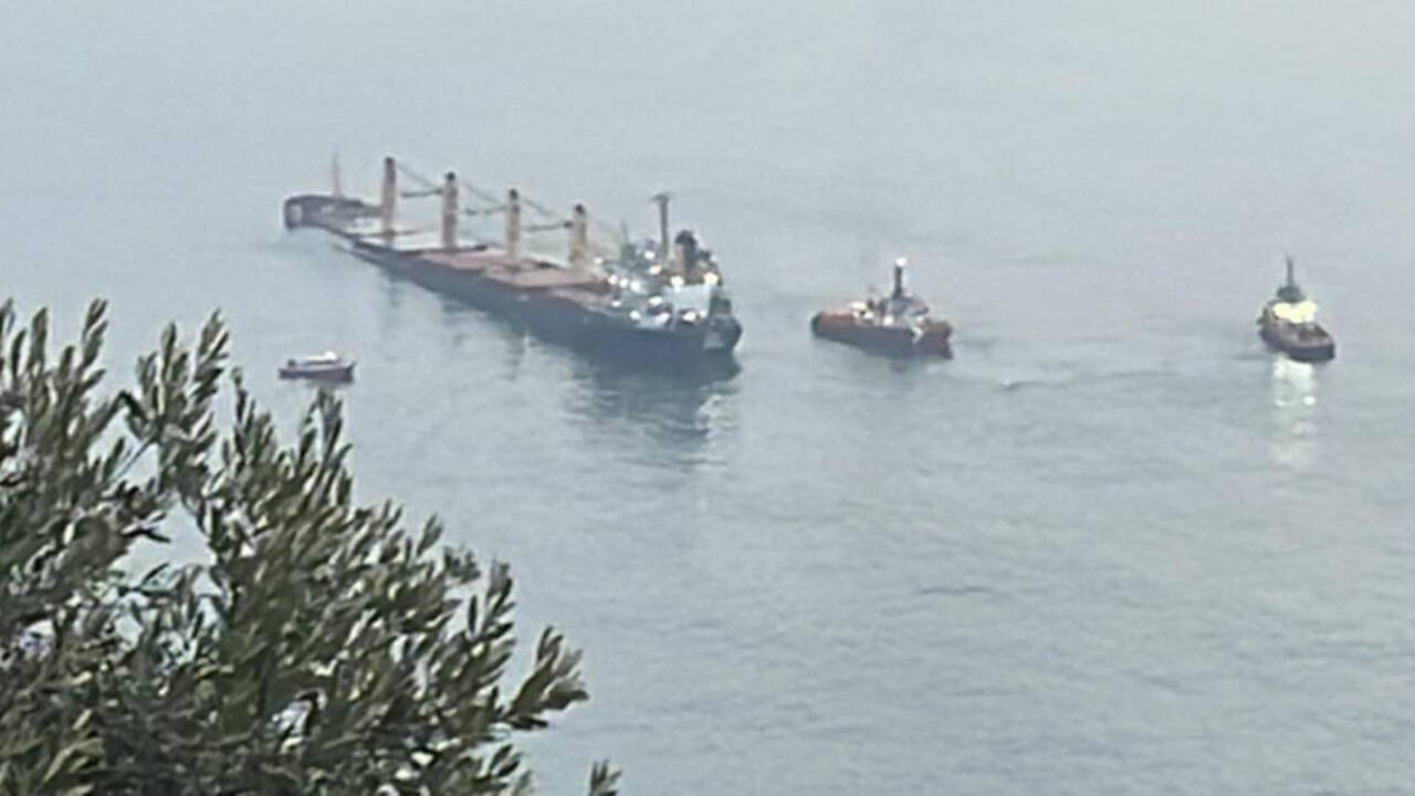 Maniobras junto al buque semihundido frente a Gibraltar.