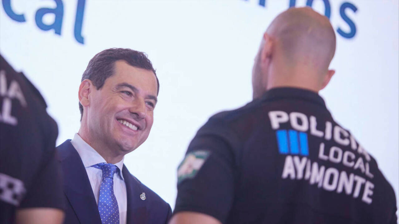 El presidente de la Junta de Andalucía, Juanma Moreno, durante la clausura de la XLVIII Promoción del Curso de Ingreso en la Policía Local este mes de julio.