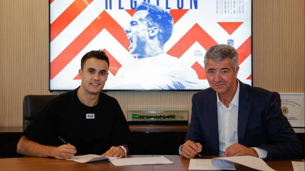 Sergio Reguilón y Miguel Ángel Gil Marín, en la firma del contrato. 