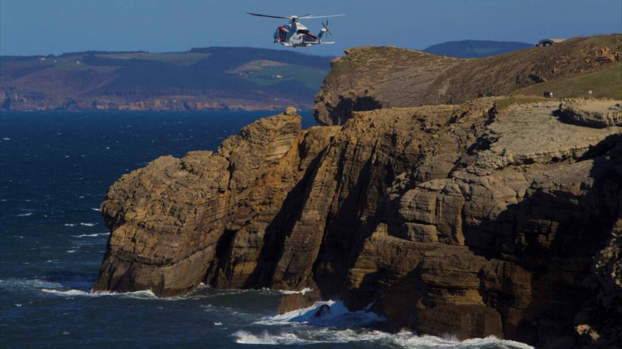 El helicóptero de Salvamento Marítimo en una  operación de búsqueda.