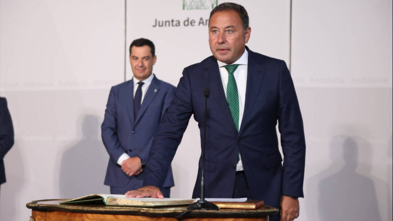 El delegado de Gobierno de Sevilla, Ricardo Sánchez, junto al presidente de la Junta de Andalucía, se presentará al cargo de presidente del PP de Sevilla.