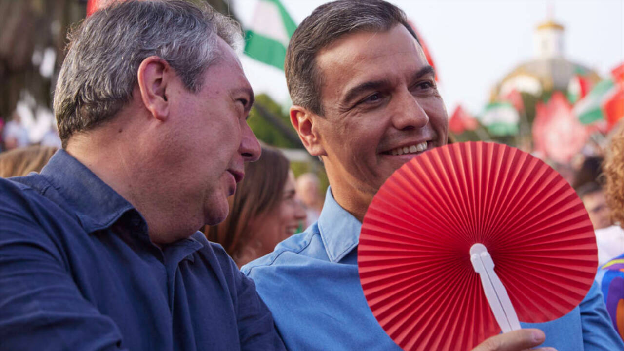 El presidente del Gobierno de España, y secretario general del PSOE, Pedro Sánchez, junto al secretario general del PSOE-A, Juan Espadas. 